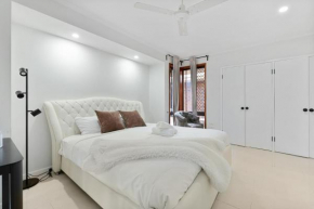 Budget 1Bed Studio Near Top Malls and Transit